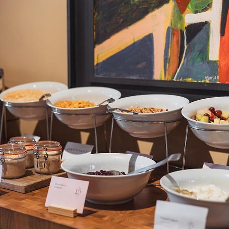 No 15 By Guesthouse, Бат Екстериор снимка A breakfast buffet