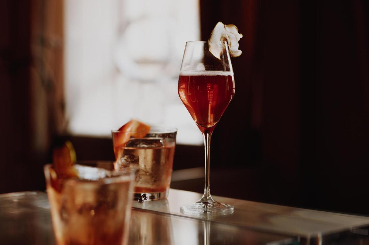 No 15 By Guesthouse, Бат Екстериор снимка A wine cocktail