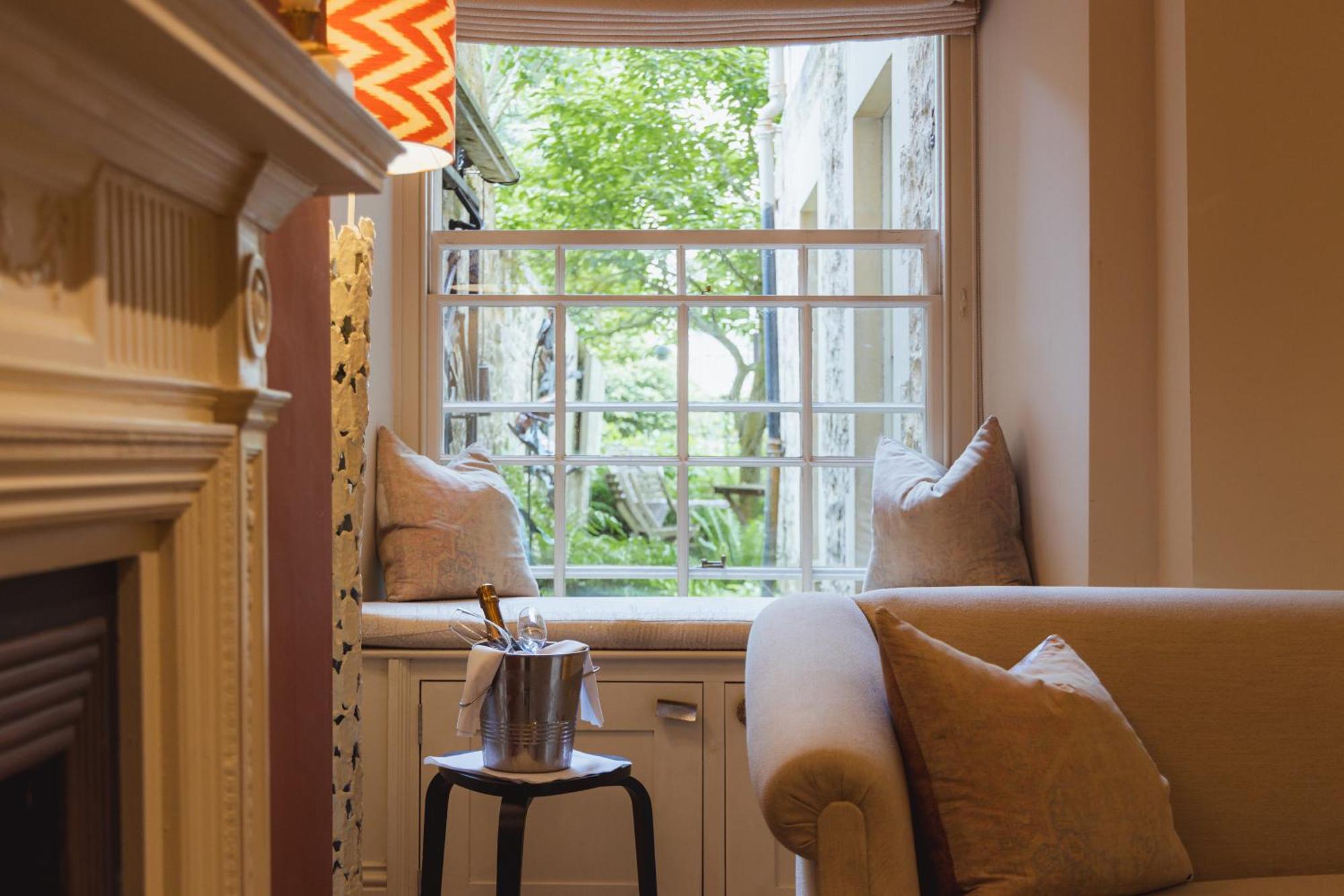No 15 By Guesthouse, Бат Екстериор снимка The window at 170 Queen's Gate