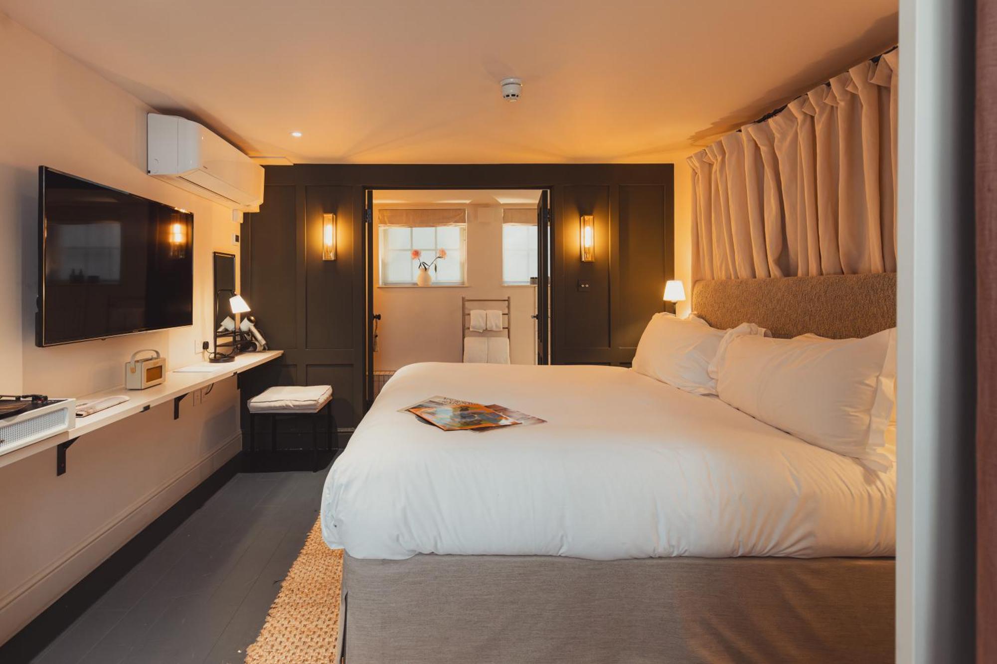 No 15 By Guesthouse, Бат Екстериор снимка A bedroom on board