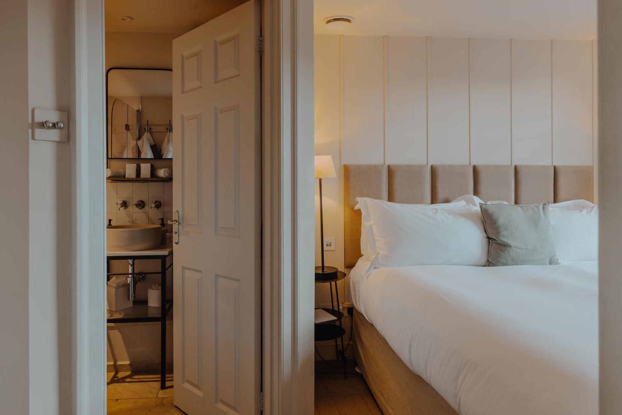 No 15 By Guesthouse, Бат Екстериор снимка A bedroom at The Swan